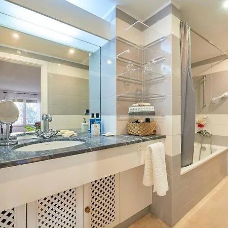 Cosy And Modern With Garage And Swimming Pool